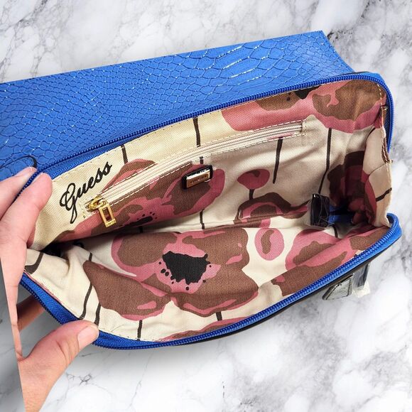 NWT GUESS Blue Faux Snakeskin Clutch RARE Wristlet Leopard Accent Logo Plate New - Picture 5 of 10